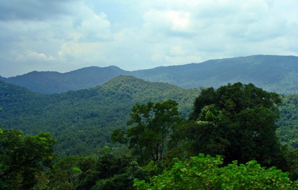 Тъмни тропически облаци над остров